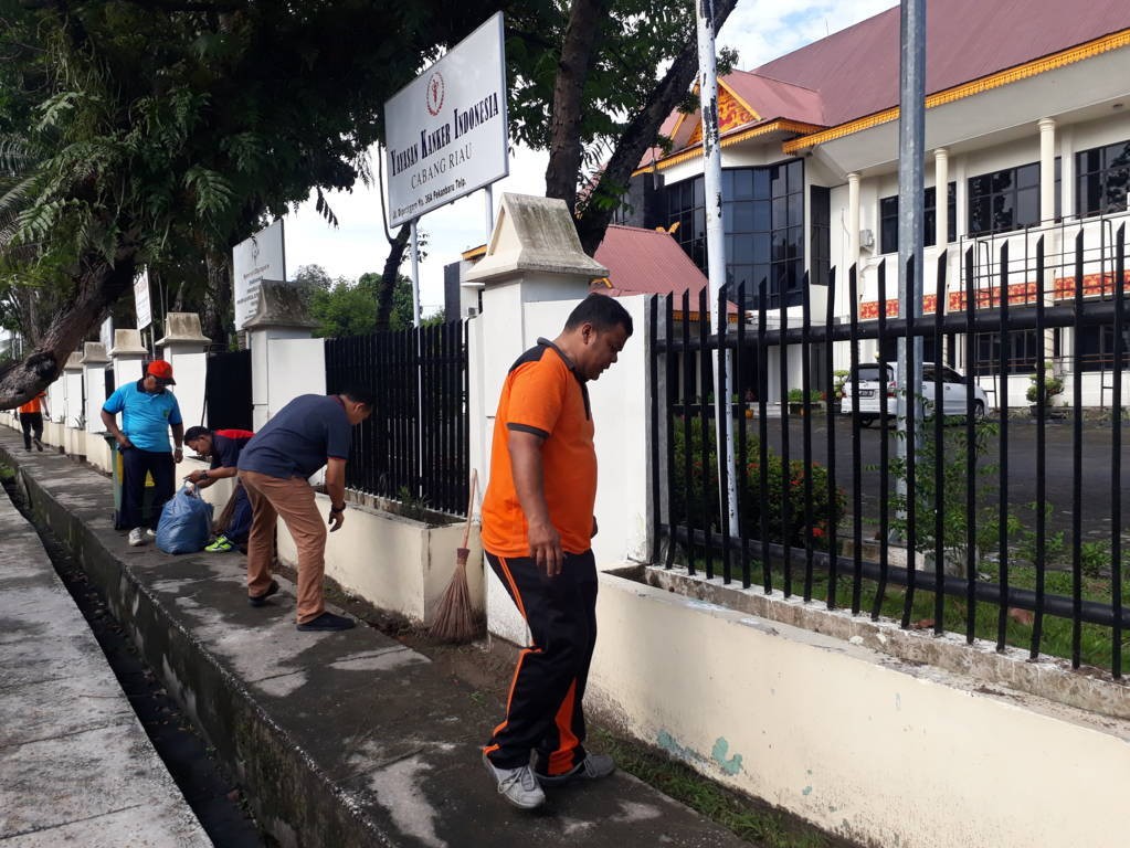 BAKESBANGPOL Prov Riau Gotong Royong dalam Rangka Jum'at Bersih di Dharma Wanita